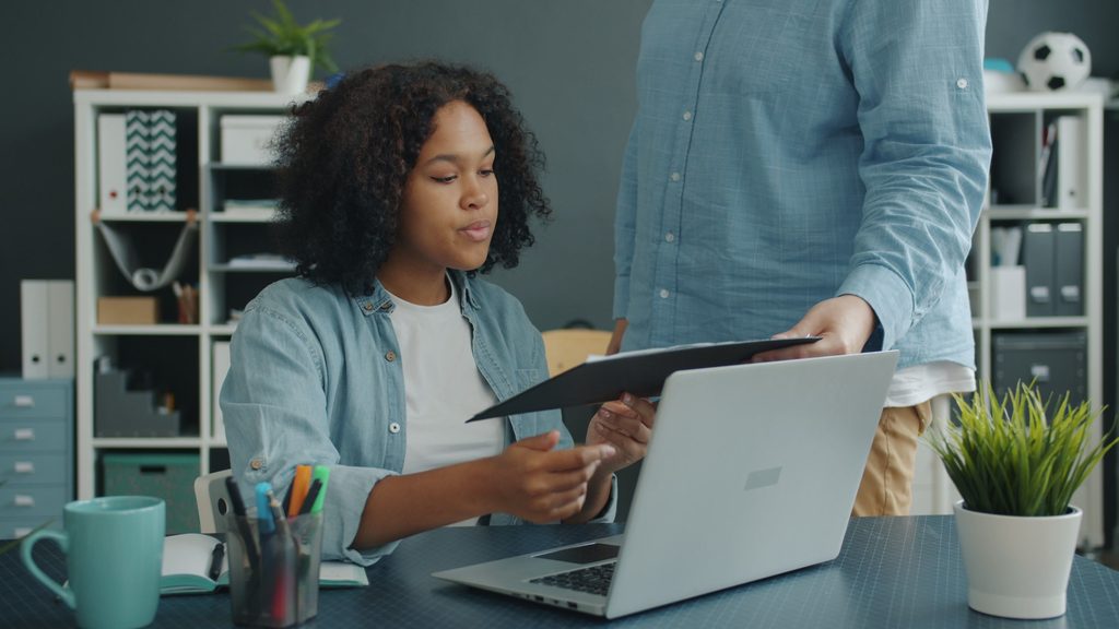 Manager discussing performance targets with an employee